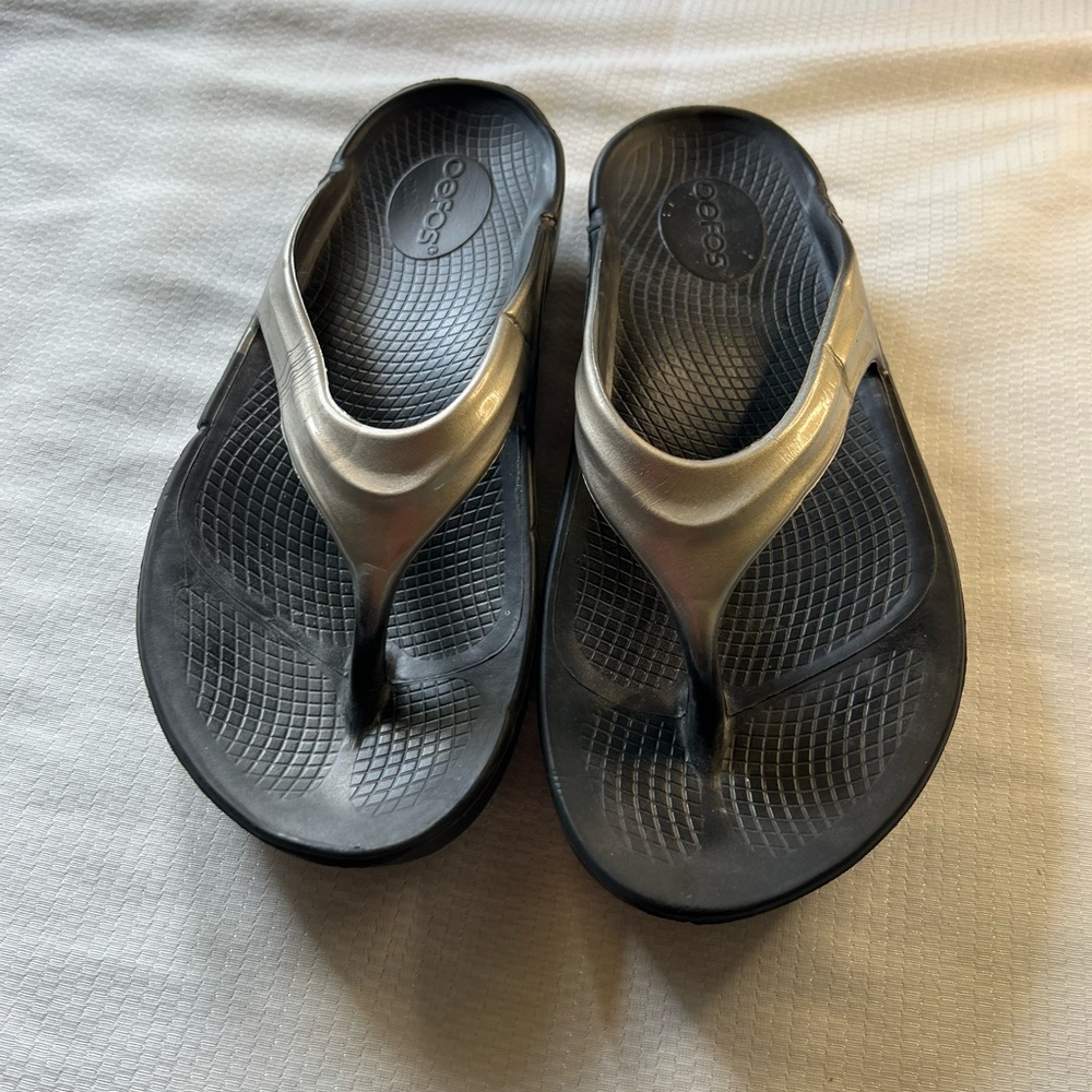 OOFOS Black‎ and Silver Comfort Sandals
